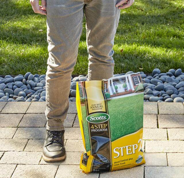 Scotts, Scotts® STEP® 2 - Lutte contre les mauvaises herbes plus engrais pour pelouse 2